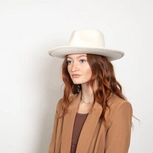 NEW WYETH London in Cream 100% Australian wool felt. NEVER WORN!